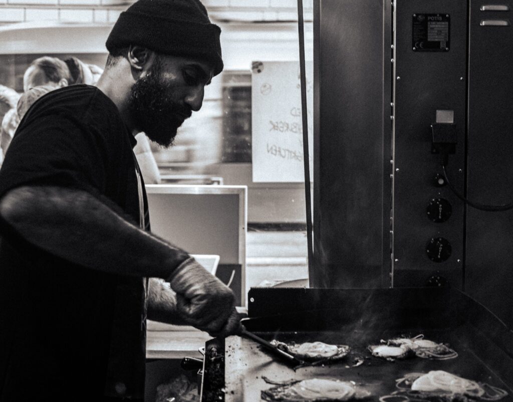 Burger von Moking Kitchen in Wien
Mo von Moking Kitchen beim Burger-Zubereiten